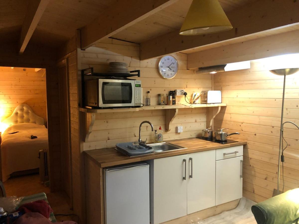 Cosy Garden Log Cabin 솔즈베리 외부 사진
