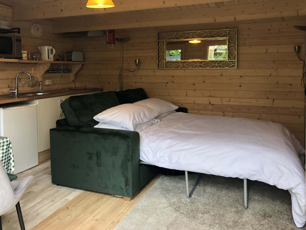 Cosy Garden Log Cabin 솔즈베리 외부 사진