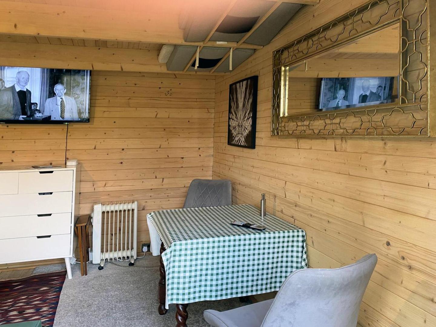 Cosy Garden Log Cabin 솔즈베리 외부 사진